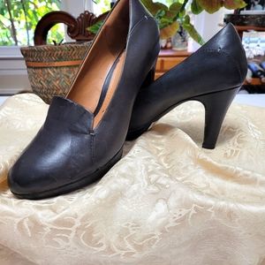 Clark's cushion soft with leather  upper in a deep gray size 7.5 med